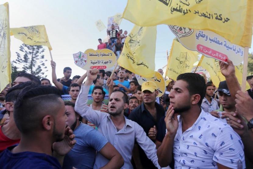 شجار عنيف بين أنصار عباس ودحلان وسط القطاع