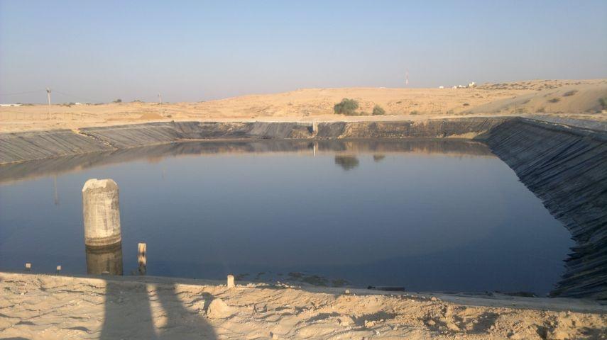 سكان مواصي خان يونس يحتجون على أحواض للصرف الصحي