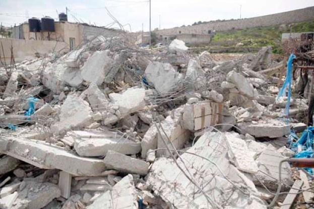 سلطات الاحتلال تهدم بناية قيد الإنشاء في العيساوية