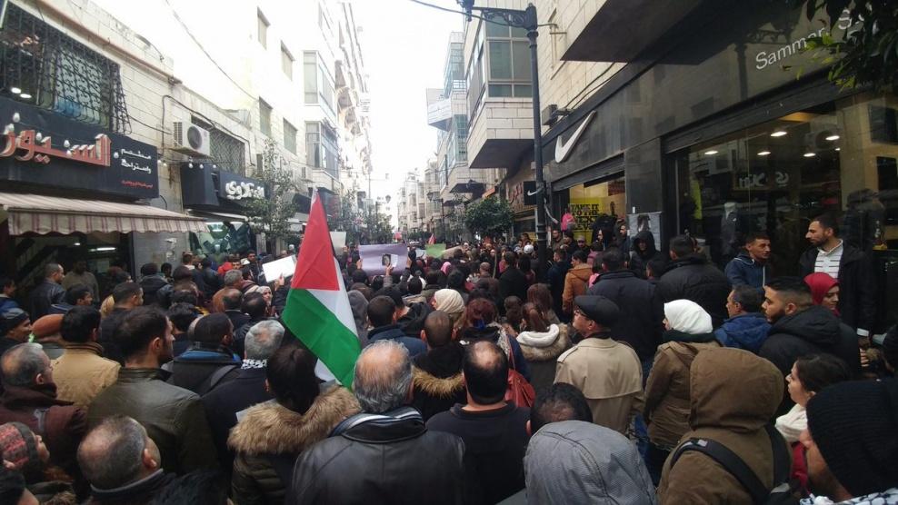 مسيرة في رام الله احتجاجا على قمع مظاهرة أمس أمام مجمع المحاكم