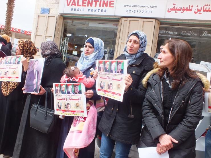 إصابات بالاختناق خلال مواجهات بين قوات الاحتلال ومتضامنين مع أهالي الشهداء المحتجزة جثامينهم