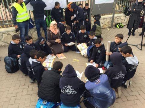 بعد قرار الاحتلال باغلاقها.. طلاب مدرسة بالقدس يضطرون للتعلم بالشارع