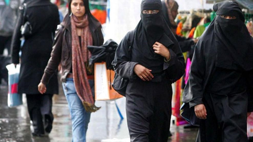 العدل الأوروبية تؤيد منع ارتداء الحجاب في أماكن العمل