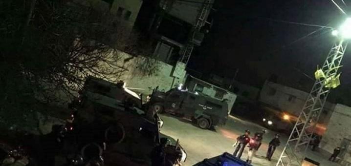 الاحتلال يعتقل مواطنا على حاجز قرب رام الله ويقتحم كفل حارس