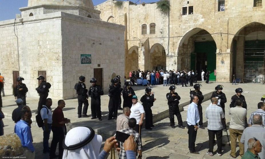 ضباط شرطة ومستوطنون يقتحمون الأقصى