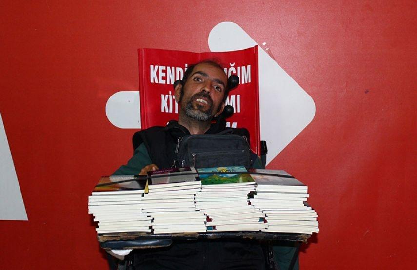 تركي يؤلف 15 كتابًا بإصبع واحد