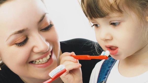 لماذا يجب تغيير فرشاة الأسنان بانتظام؟