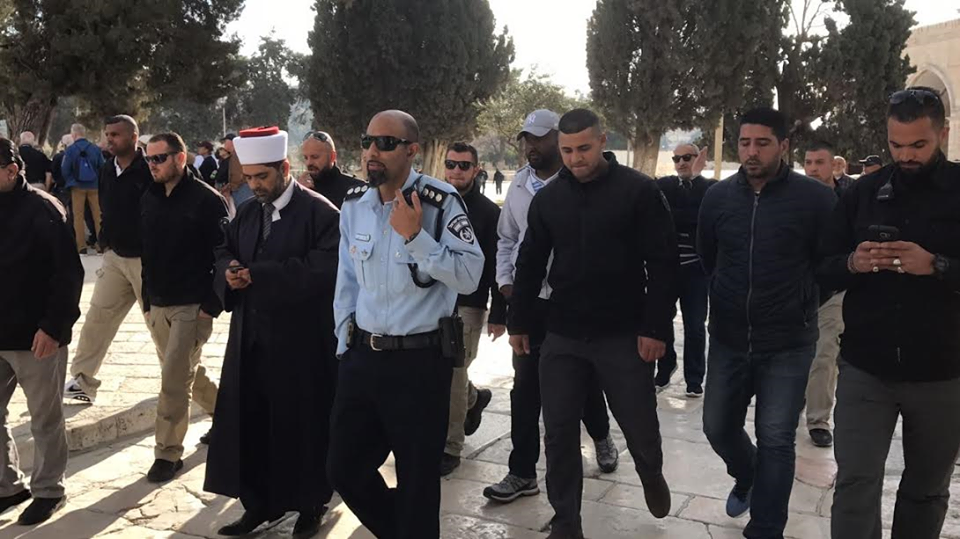 الاحتلال يداهم مرافق الأقصى ويعتقل شابا وسط توتر