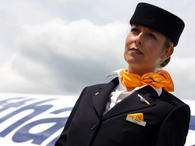 ماذا يكتشف عنك مضيفو الطيران من نظرة على باب الطائرة؟