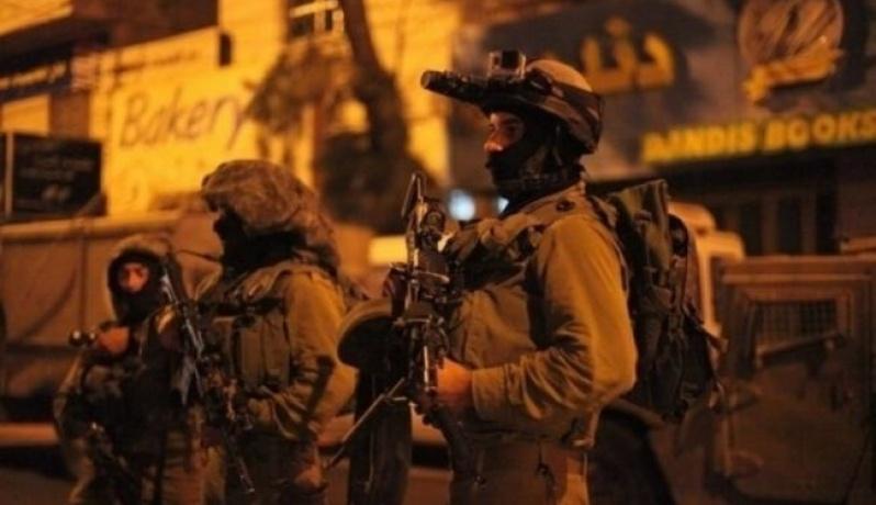 الاحتلال يعتقل 25 مواطنا من مناطق متفرقة في الضفة