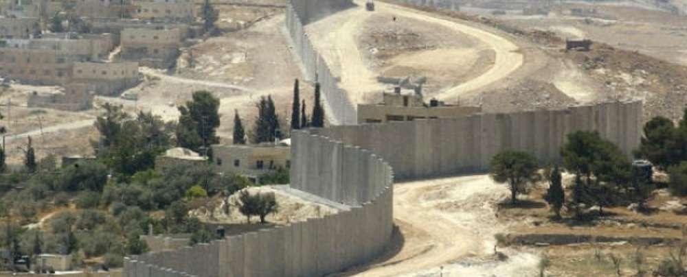 تجدد اعمال بناء جدار الضم والتوسع حول قرية الولجة