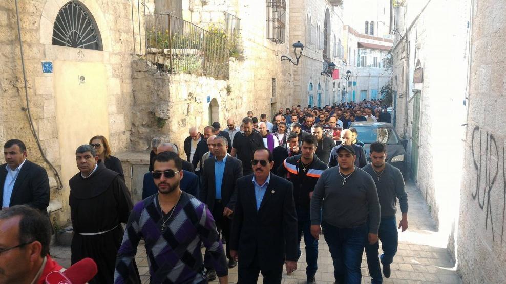 بالصور- جنازة الطفل فادي شطارة الذي توفي بشبهة الخطأ الطبي