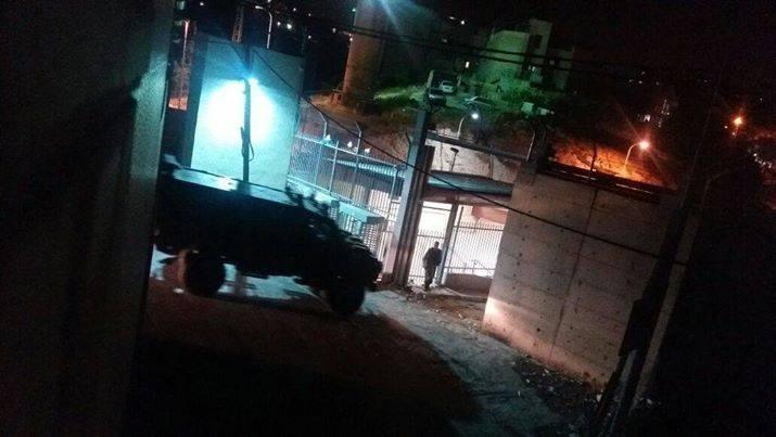 القدس :إقتحام منزل الشهيد مشاهرة واستدعاء والدته وشقيقيه للتحقيق