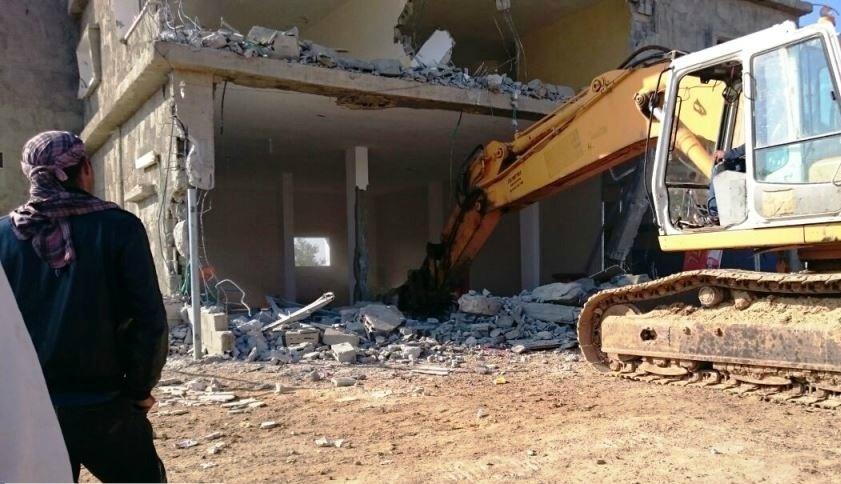 جرافات الإحتلال تهدم منزلا في قرية السيد بالنقب