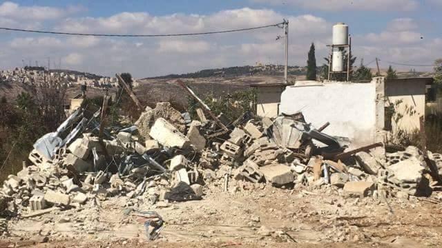 مقدسي يهدم منزله في بيت حنينا بضغط من بلدية الاحتلال