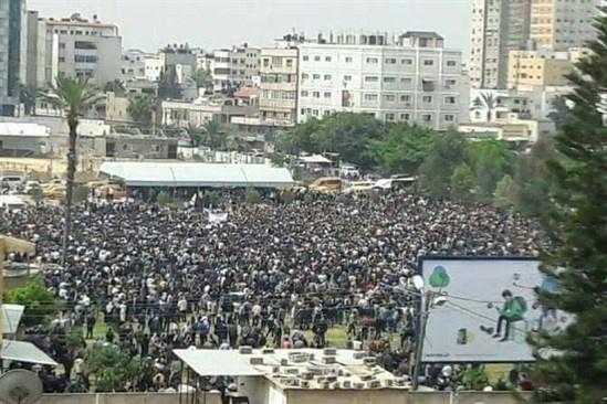 مظاهرة حاشدة ضد قرار خصم الرواتب في غزة
