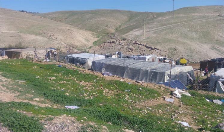 الاحتلال يسلم اخطارا بهدم 7 كرفانات غرب سلفيت