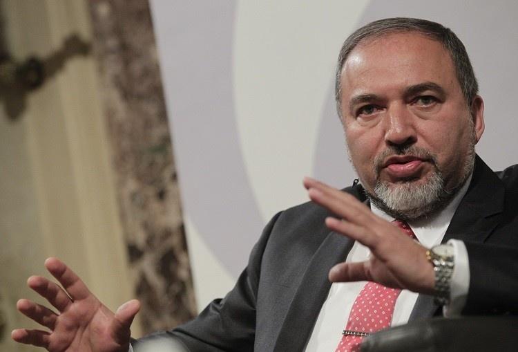وزراء: ليبرمان يعرض أمن الإحتلال للخطر