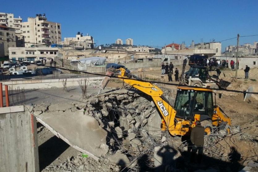 الاحتلال يهدم منزلا في بيت حنينا وبركسا بسلوان ويجرف أرضا بالزعيّم