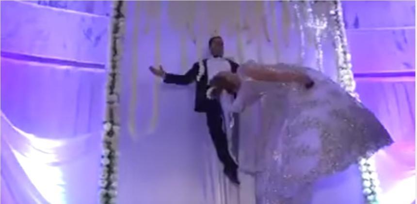بالفيديو .. هذا ما فعله ساحر وعروسه في حفل زفافهما