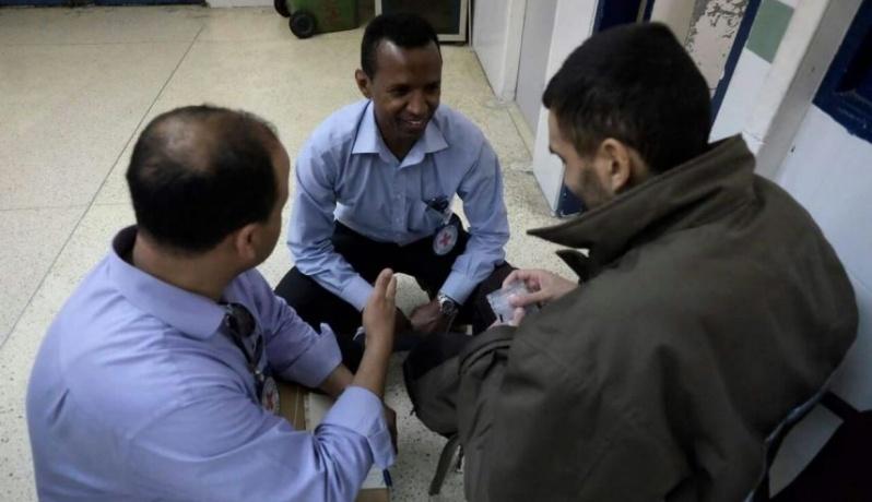 الصليب الاحمر يزور الأسرى المضربين في نفحة
