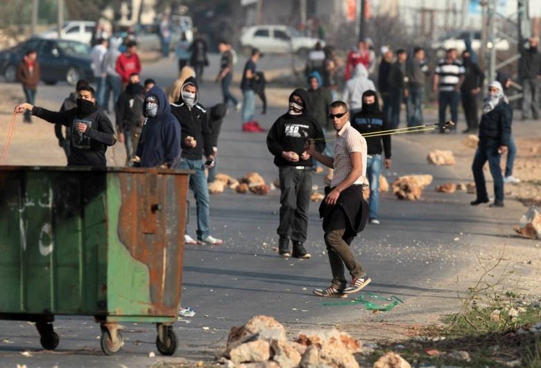 إصابات بالاختناق واعتقال شابين إثر قمع الاحتلال لمسيرة تضامنية مع الأسرى جنوب نابلس