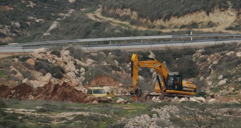 الاحتلال يجرف أراضي في الخضر جنوب بيت لحم