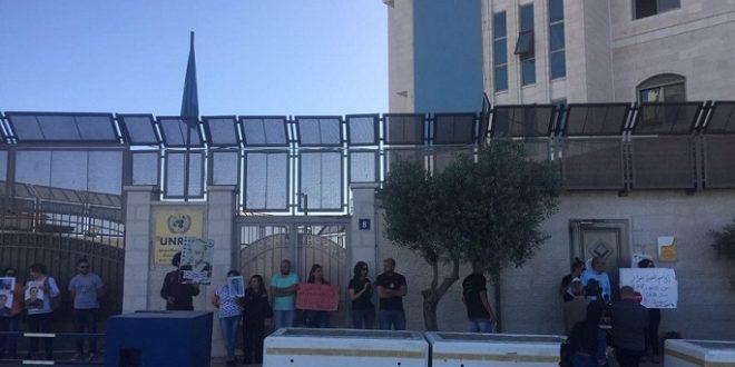 اهالي الاسرى ونشطاء يغلقون مقر الامم المتحدة مطالبين بموقف جدي لانقاذ المضربين عن الطعام