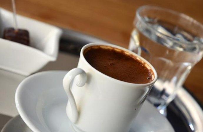 لهذا اشرب الماء قبل القهوة والشاي
