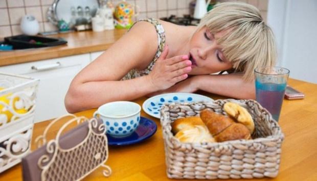 لماذا نشعر بالنعاس بعد تناول الطعام؟