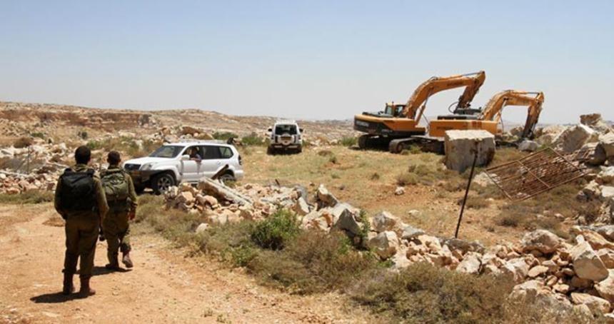 المستوطنون يلقون نفايات مجهولة في أراضي دير بلوط
