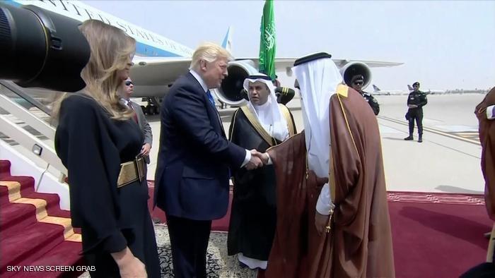 العاهل السعودي يستقبل ترامب