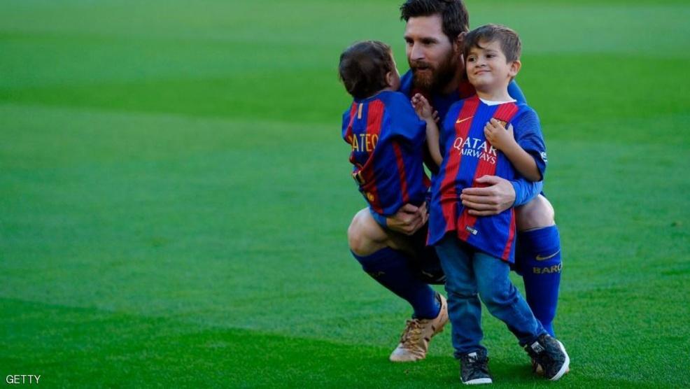 برشلونة يدعم ميسي ووالده