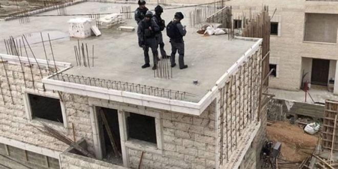القدس: الاحتلال يغلق بناية ويخطر بهدم 4 أخرى