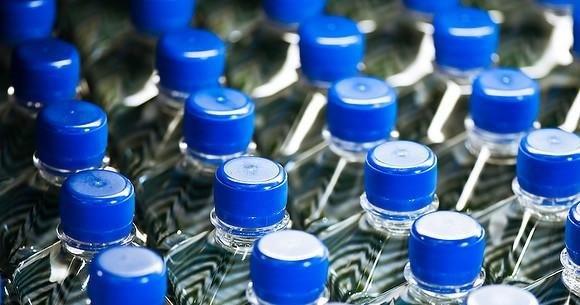 لماذا زجاجات المياه البلاستيكية لديها تاريخ صلاحية؟