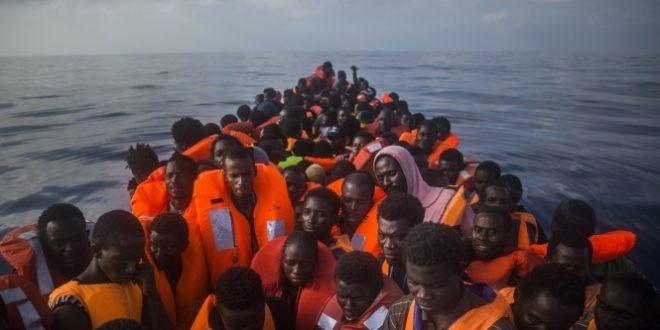 إنقاذ 3 آلاف مهاجر قبالة سواحل إيطاليا