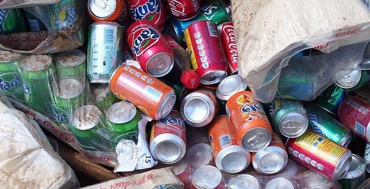اتلاف مشروبات غازية منتهية الصلاحية في جنين