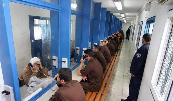 الإحتلال يوافق مبدأياً على إجراء زيارة ثانية للأسرى المضربين