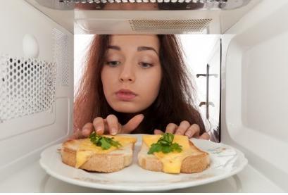 تشكون من هذه الأمراض ولا تعرفون أن سببها المايكروويف!