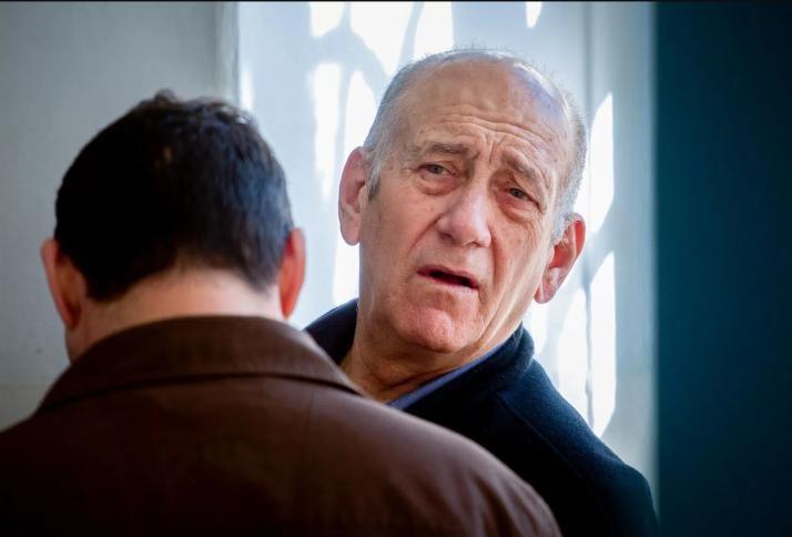 اعتقال محامي اولمرت لمحاولته تهريب وثائق سريّة من السجن