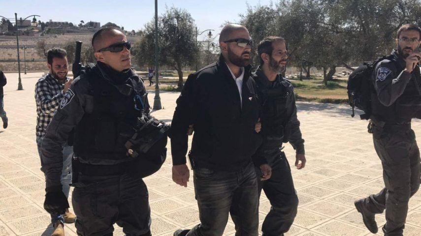 بالفيديو- الاحتلال يعتدي على حراس الاقصى ويعتقل 3 منهم