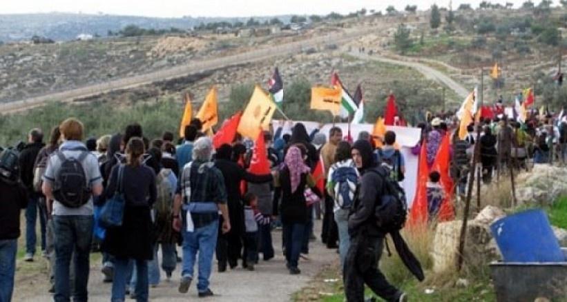 العشرات يشاركون في مسيرة نعلين الأسبوعية السلمية