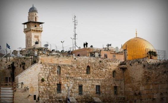 مستوطن يهدد بتفجير المسجد الأقصى عبر مجموعة 