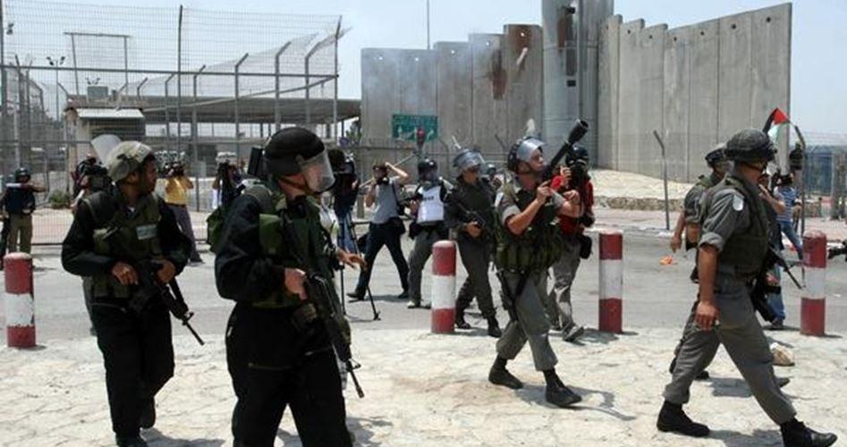 الاحتلال يعتقل 8 فلسطينيين ويزعم عثور على اسلحة بالضفة