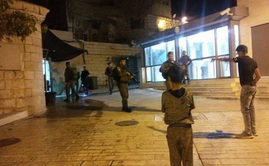 الاحتلال يعتقل فتاة من يطا قرب المسجد الإبراهيمي في الخليل
