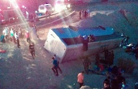 بالصور- مصرع 6 معتمرين أردنيين وإصابة 38 بانقلاب حافلة