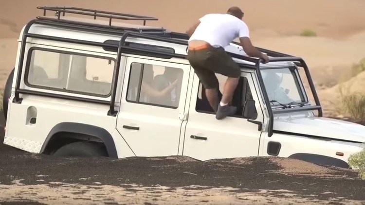 “بالصور والفيديو” سيارات ضيوف رامز جلال كيف تتهاوى في الرمال!