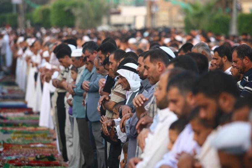 مواطنو غزة يؤدون صلاة العيد في العراء