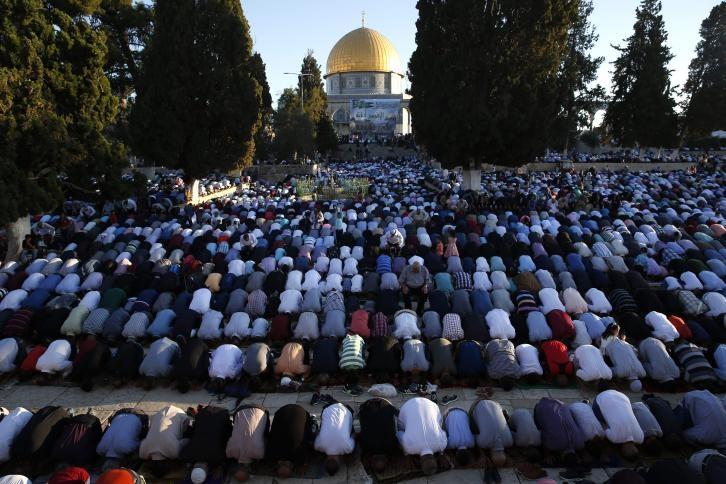90 ألفًا يؤدون صلاة العيد في رحاب المسجد الأقصى