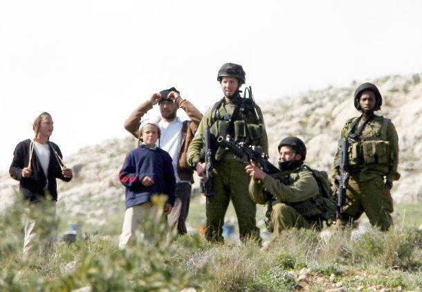 هآرتس العبرية: المستوطنون يهاجمون الفلسطينيون دون اعتقالات في صفوفهم